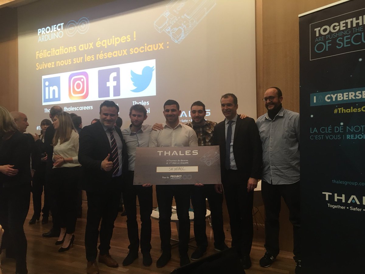 ThalesCareers's tweet image. L’équipe Skyfall avec son module externe pour #drone remporte le 1er prix #ThalesArduino 🇫🇷 félicitation à toute la team 👏👏 !