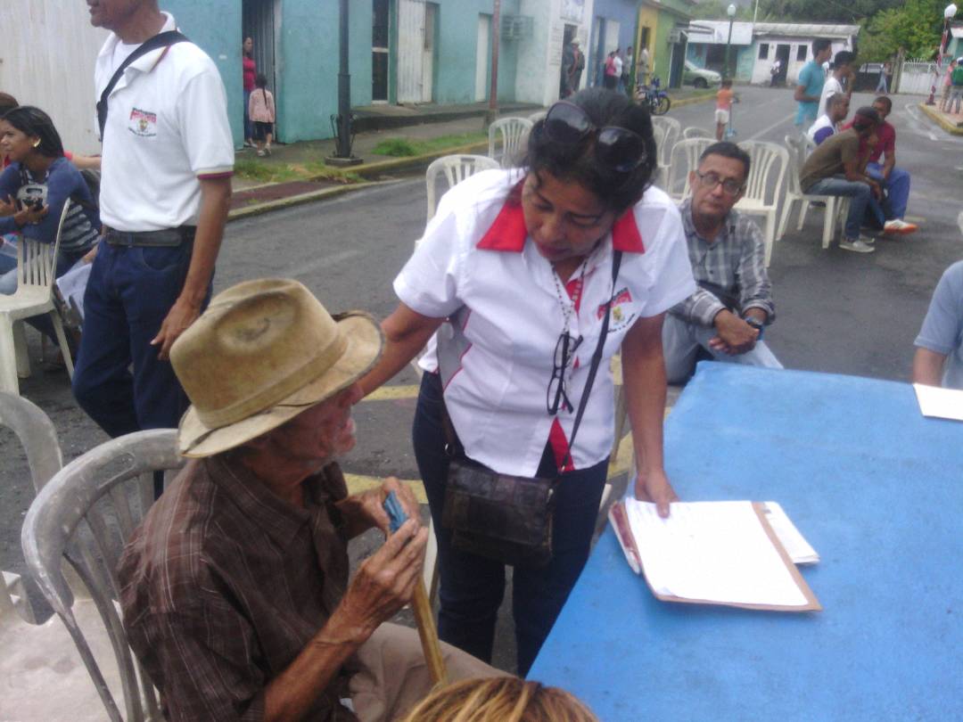 EvelinR1976's tweet photo. Hoy cumpliendo con la atención a los Portugueseños en el Municipio San Genaro de Boconoito @rafaelcalles  @NicolasMaduro  @arelisorta @SDCPortuguesa https://t.co/fbIVXwwsrM