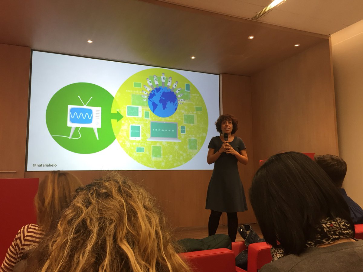 UX_Avant's tweet photo. Cierra la primera jornada de UX_Avant: @nataliahelo, PhD hablando de “El valor de los diseñadores en la creación de experiencias televisivas.”. ¡Gracias por compartir tu conocimiento y por guiar a nuestros alumnos durante el #workshop! https://t.co/qgFThEcfUv