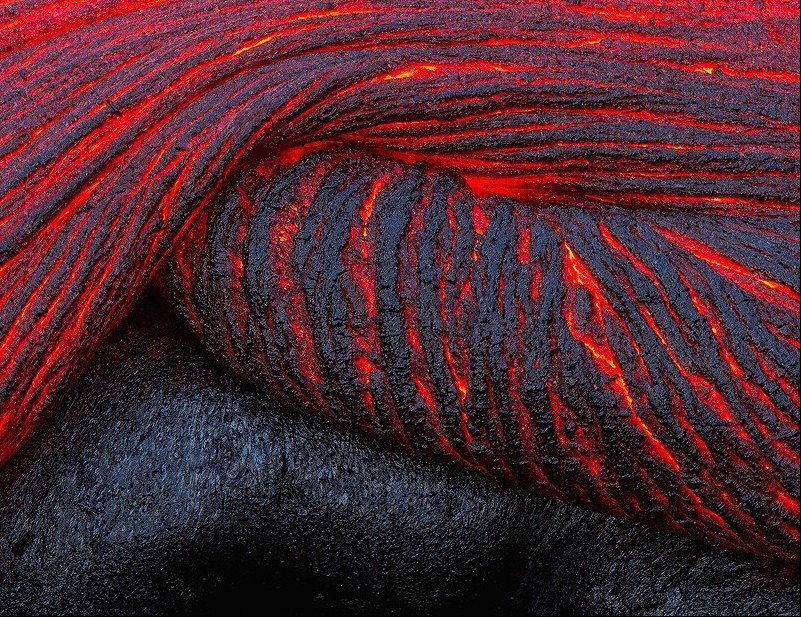 GeologyTime's tweet image. "Folding #Lava" from Kilauea, #Hawaii 
This image was taken during the beginning of a new breakout.
Credit: © Justin Reznick