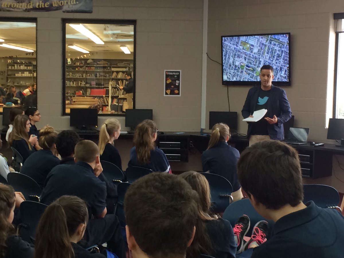 @MGreenWard3 from #HamOnt city council is giving feedback to <a href="/HDCH_Info/">HDCH</a> gr. 9 students on their ward 3 recommendations. From being to belonging, from space to place for residents. #deeperinfurtheroutHDCH #PBLnorth