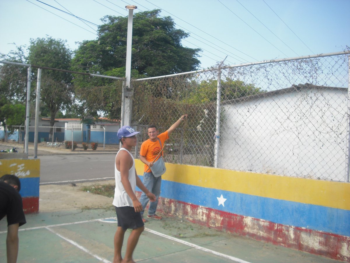 ONACapistrano's tweet photo. Sucede Hoy: ayer se dio inicio a las jornadas de limpiezas de la cancha sector casitas viejas siguiendo las orientaciones del comisionado regional francisco ortiz, y de la mano con nuestro alcalde alexander nasser y el apoyo del instituto de  deporte, chamba juvenil... https://t.co/9QztoxaIkK