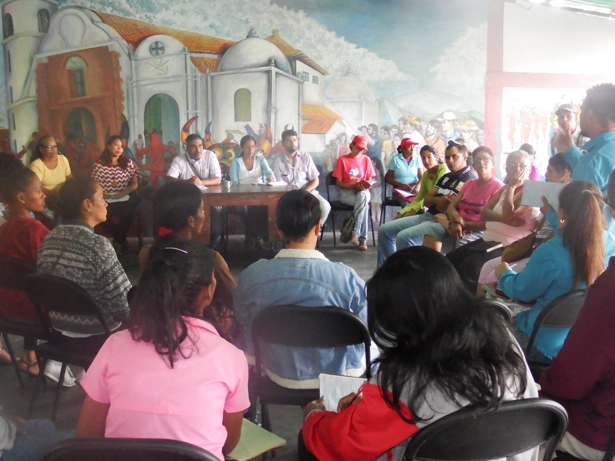 YareAlFuturo's tweet photo. #AlMomento reunión de la Direccion de la casa de justicia y paz con Leonardo Tejada y distintas organizaciones gubernamentales y del poder popular recibiendo lineamientos del gobernador @HectoRodriguez y el Alcalde @salvatodosyare https://t.co/GXvKUlahhF