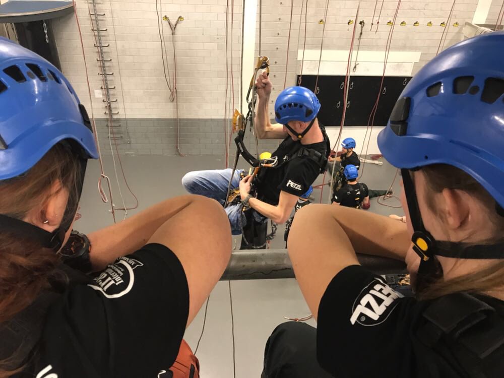 4de jaars buitensport studenten vandaag gecertificeerd Werken op hoogte &amp; ropes acces <a href="/RopeAccess/">Bilfinger Height Specialists</a> Height Specialists #gefeliciteerd #mooiesamenwerking #CIOSenwerkveld
