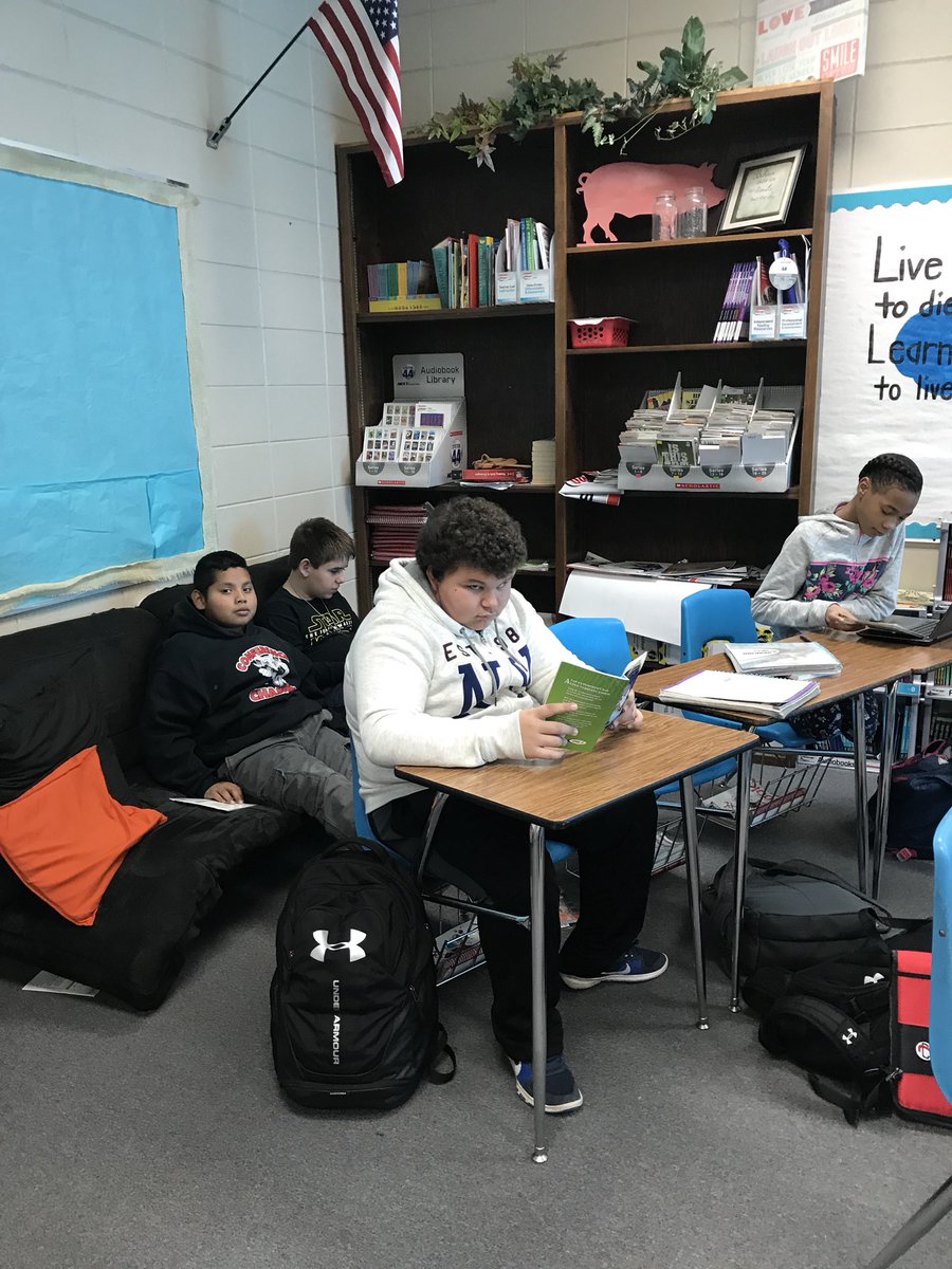 ApplingCoMiddle's tweet photo. Ms. Wright’s Reading Class working in groups to improve reading skills. https://t.co/enbRfeoxbv