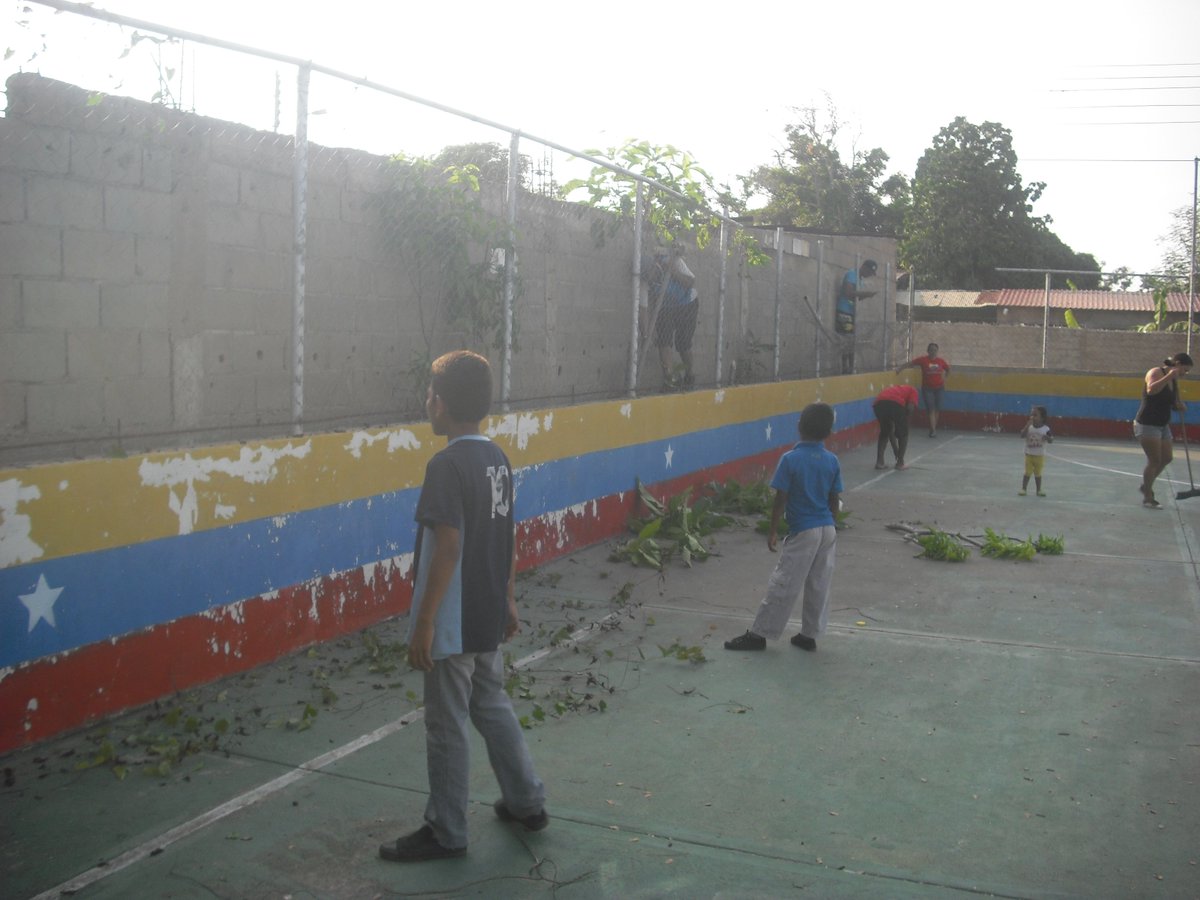 ONACapistrano's tweet photo. #SucedeHoy ayer se dio inicio a las jornadas de limpiezas de la cancha sector casitas viejas luchando  por rescatar los espacios deportivos @Fran_Ortiz53 @CharlyUriepero @ALEXANDERNASSER https://t.co/y4ZJgs3ZnQ