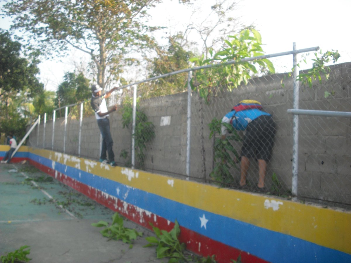 ONACapistrano's tweet photo. #SucedeHoy ayer se dio inicio a las jornadas de limpiezas de la cancha sector casitas viejas luchando  por rescatar los espacios deportivos @Fran_Ortiz53 @CharlyUriepero @ALEXANDERNASSER https://t.co/y4ZJgs3ZnQ