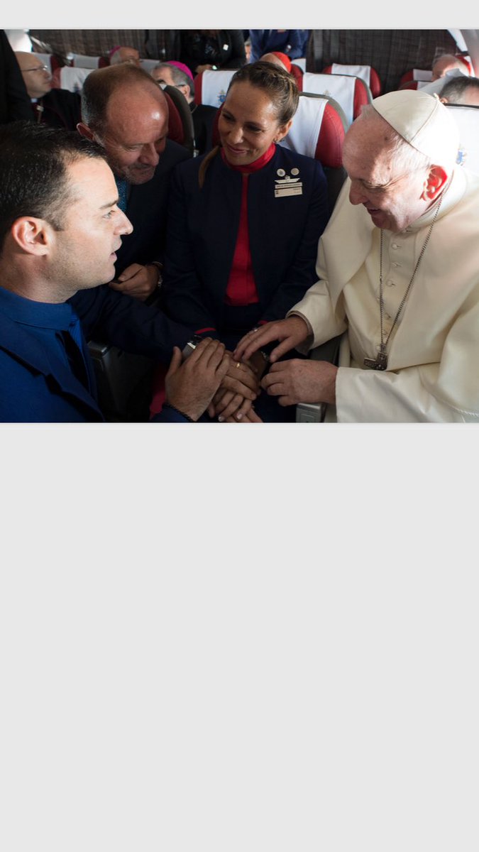 valealazraki's tweet image. Este es el momento en el que el papa casó a los asistentes de vuelo Paola y Carlos. Foto Vatican Media