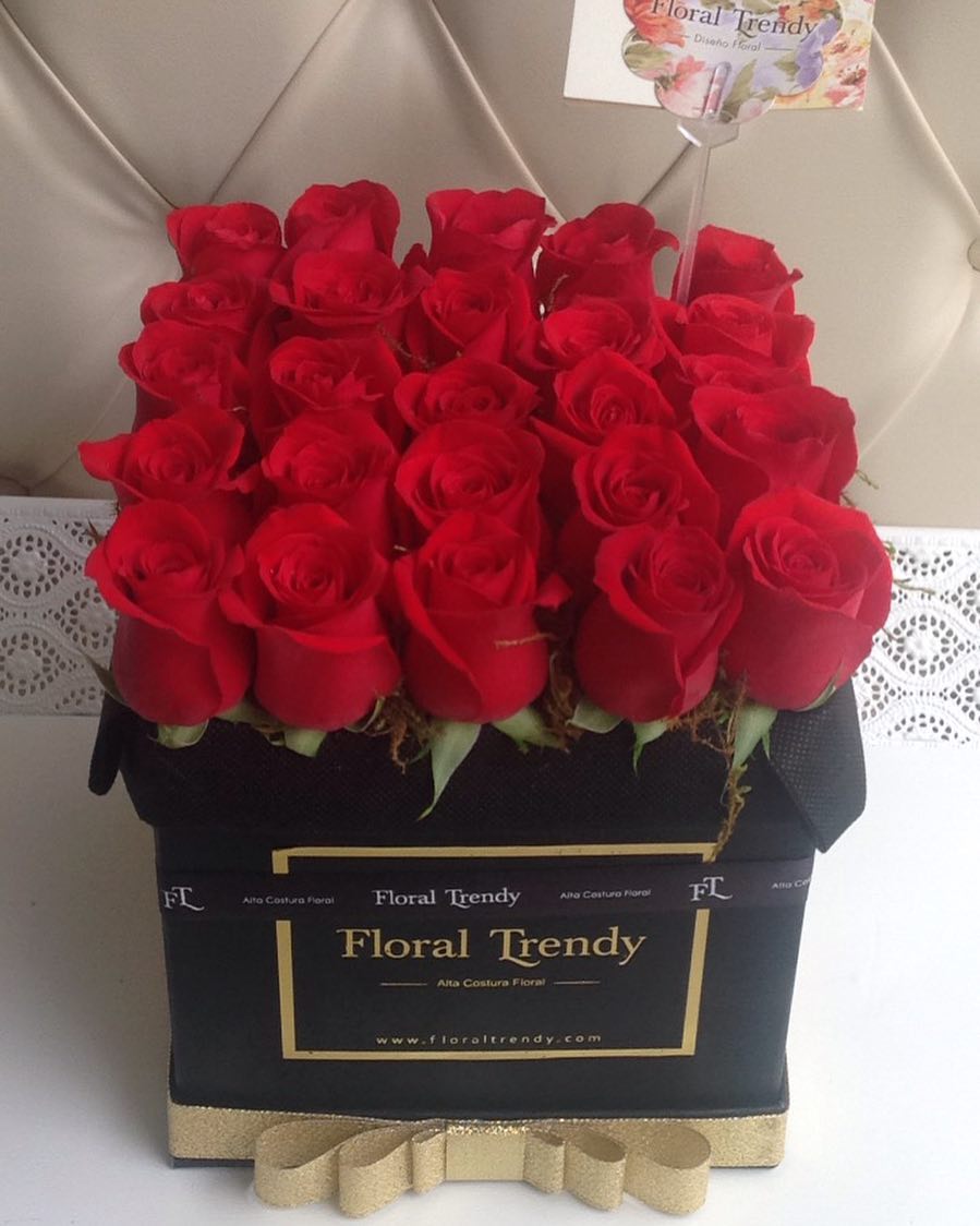 FloralTrendy's tweet photo. Porque lo clásico nunca pasa de moda, todos los días lleno de amor por ustedes 🌹💞😍🙌👆 
#floraltendy #altacosturalfloral #hatbox #redroses #lomejorenrosas #ft https://t.co/6R6Ob3qX4z