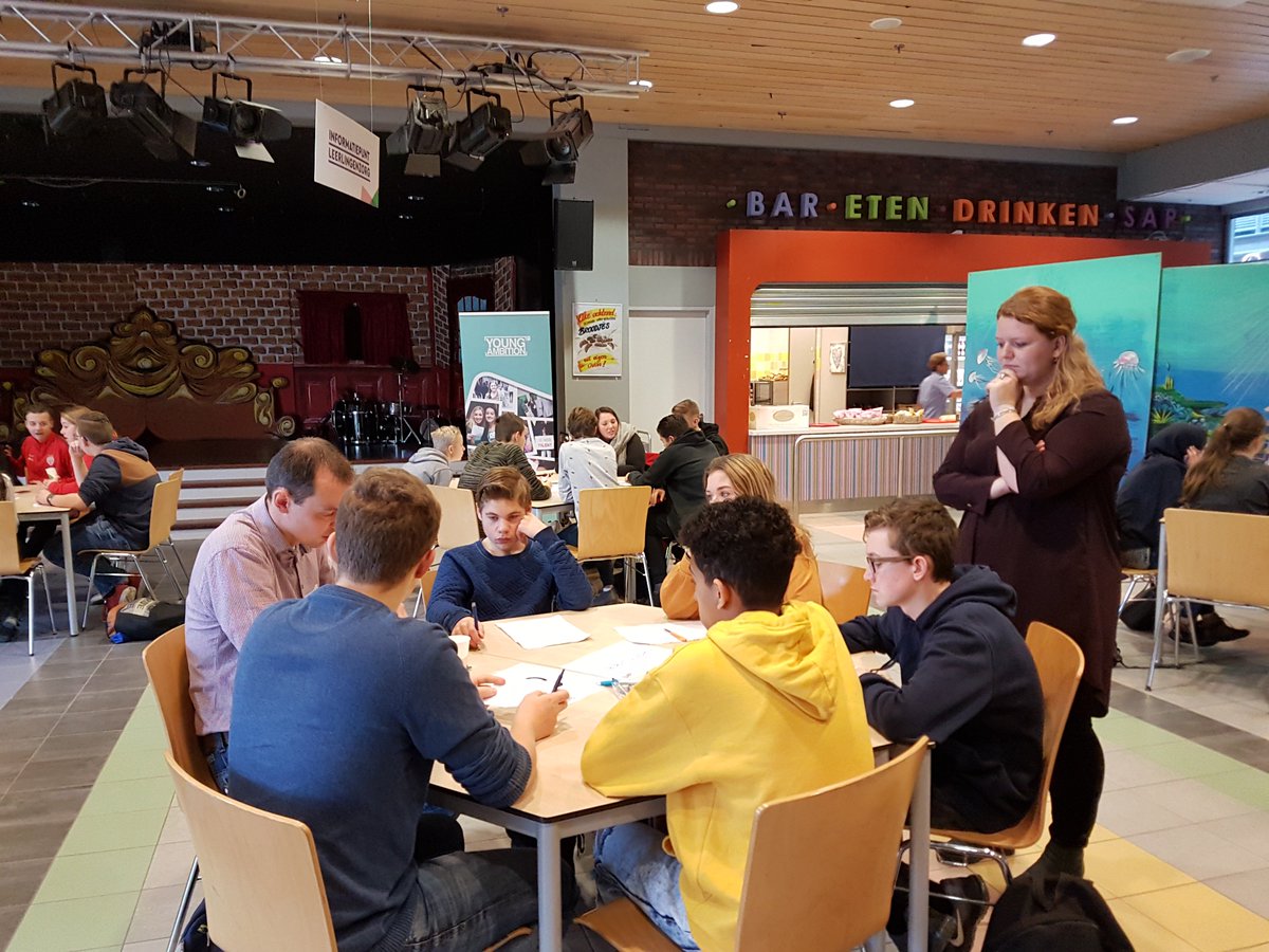 Onze professionals stormden vandaag de Talent Factory binnen! Weer en wind houdt ons niet tegen voor een super tof event! Bekijk hier een leuk fotoverslag: youngambition.nl/door-weer-en-w…