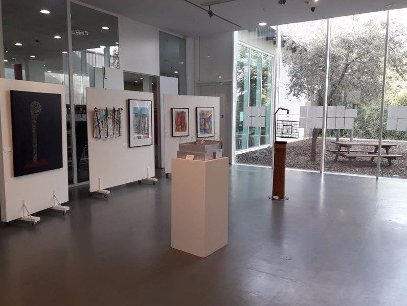 justiciacat's tweet photo. �� Cartes des de la presó per donar visibilitat als interns i trencar l’estigma social que els envolta. Aquest és l’eix de l’#expo “(IN)VISIBLES”, on trobareu 12 creacions artístiques inspirades en les cartes de 12 presos. #SantBoi https://t.co/QNHe98sXAu https://t.co/NvSInKXtDU