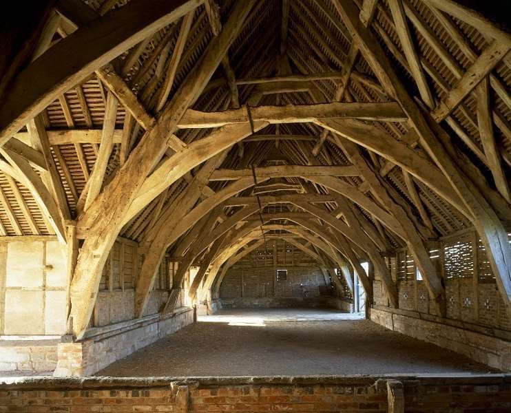 timberframehq's tweet photo. Leigh Court Barn is  the largest cruck framed structure in Britain. Built for Pershore Abbey in about 1325, it is over 42 metres long with 18 cruck blades - each made from a single oak tree. #timberframe https://t.co/LcsTuSJcoN https://t.co/zDZxy9ADEx