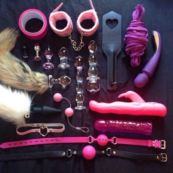 gray_boyfriend's tweet photo. Ele te enviou presentinhos para vocês usarem quando ele voltasse da viajem, qual deles? https://t.co/EqfKLJ4max