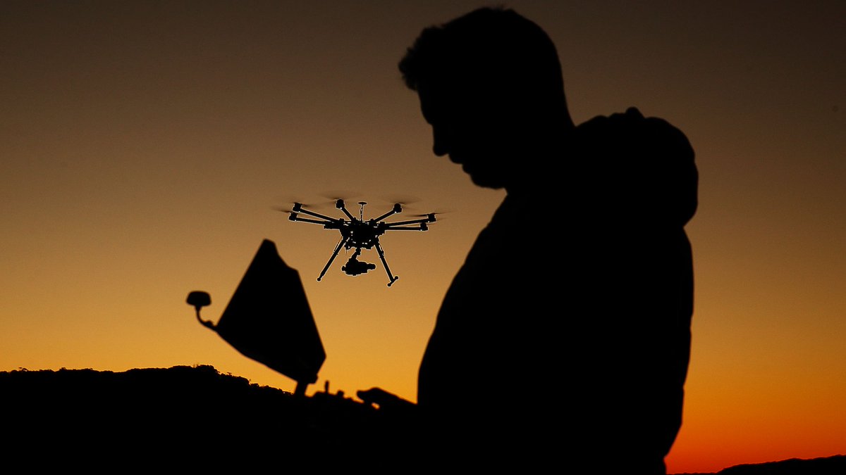 ShowDrone's tweet photo. #DJI presentará su nuevo #dron el 23 de enero🤪. https://t.co/SUjN5GHqEA https://t.co/d0tNG6UpAI