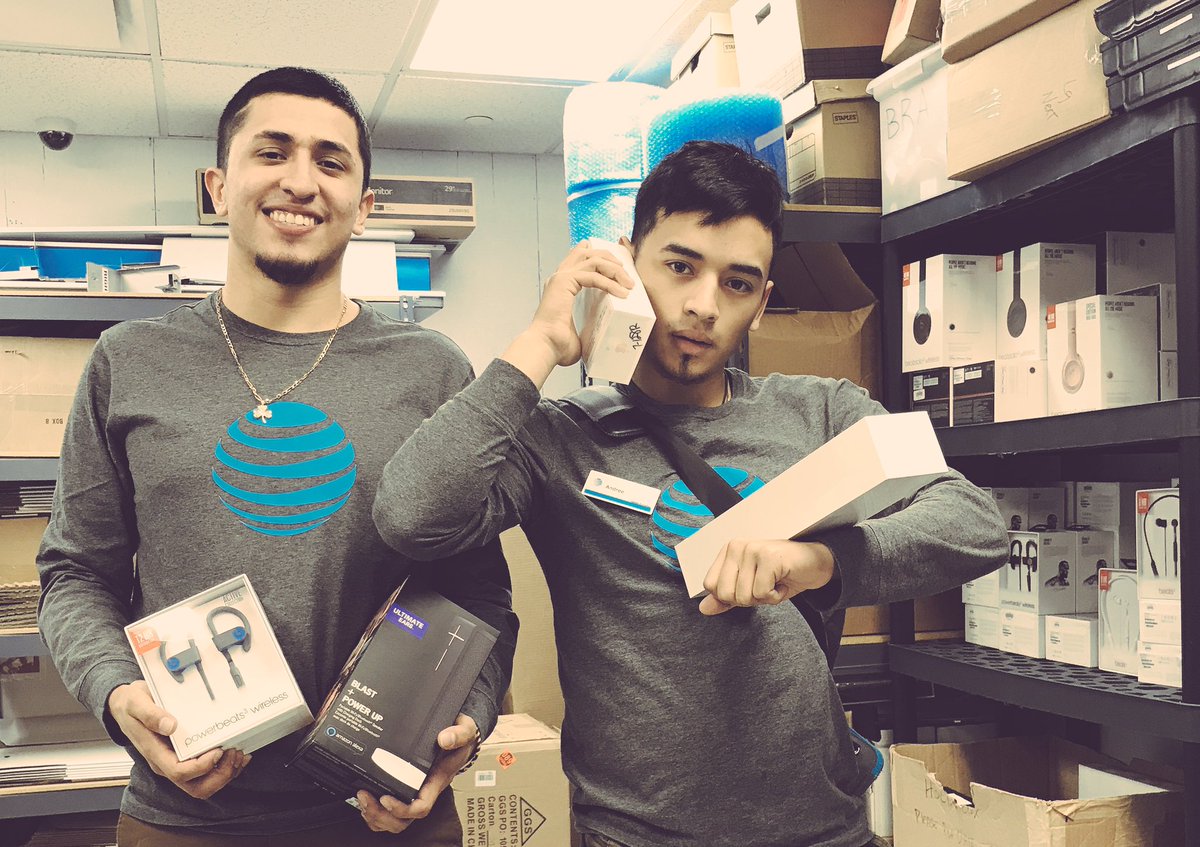 FranklinLandiv's tweet photo. #rscivl1 #untoldlegacy. Again it's Andree offering the complete personalized solutions for our customer and you best we have more acc to get to. 🔥🔥🔥 https://t.co/Ehc3K5k7bB