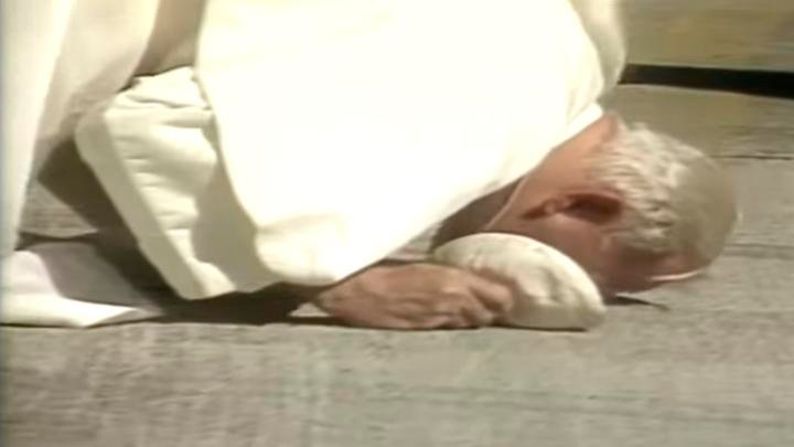 larepublica_pe's tweet image. #FranciscoEnPerú ¿Por qué el Papa no besó el suelo del Perú? goo.gl/GfkcD2