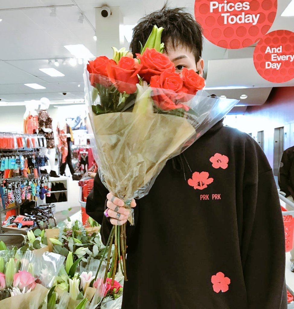 87ANKWARD's tweet photo. Te trouxe essas flores em sinal de paz e como um presentinho por não ter aparecido aqui ontem. ♡  + @JIN30N https://t.co/pV6nbyxFl6