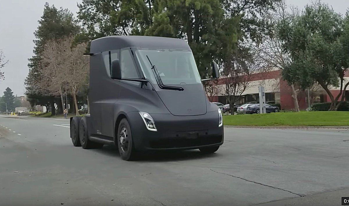 Teslarati's tweet photo. Tesla Semi spotted on public streets between Fremont factory and HQ - https://t.co/lUFj9QjKd6 https://t.co/nfnVcP4dnA