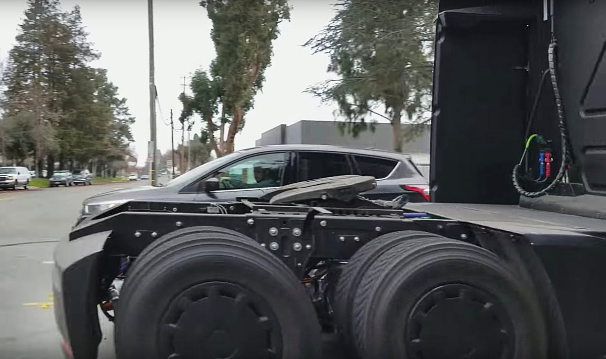 Teslarati's tweet photo. Tesla Semi spotted on public streets between Fremont factory and HQ - https://t.co/lUFj9QjKd6 https://t.co/nfnVcP4dnA