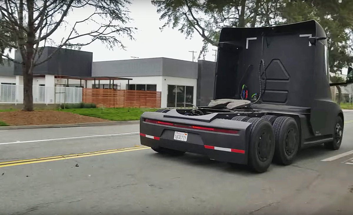 Teslarati's tweet photo. Tesla Semi spotted on public streets between Fremont factory and HQ - https://t.co/lUFj9QjKd6 https://t.co/nfnVcP4dnA