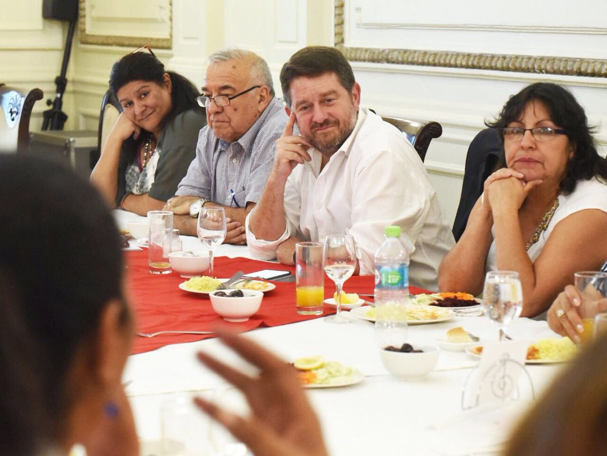 DPR_RM's tweet photo. Int. @Orrego y Dir. @ortegahernan se reúnen con dirigentes sociales de barrios de alta complejidad de #StgoRM para conocer su visión sobre el trabajo de la @unidaddeplanes en sus territorios y cómo cambió su calidad de vida gracias al apoyo integral del #GoreRM https://t.co/i4rt6zkI3d