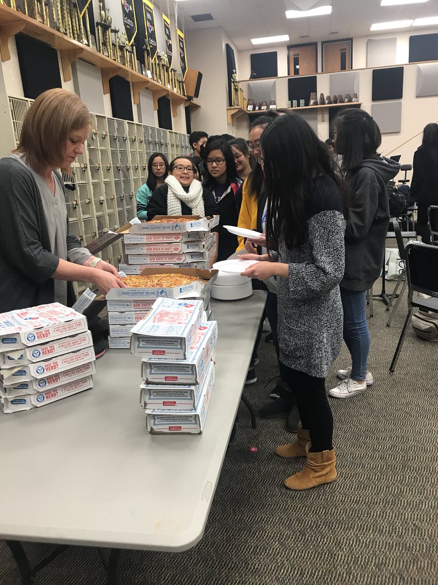 peshorchestra's tweet photo. Pizza party 🍕 https://t.co/2VZ16FVWWt