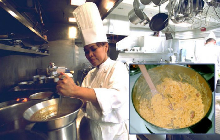 WhiskeyJournal's tweet photo. White House Chef Prepares Hot Dog Mac And Cheese For 365th Consecutive Night https://t.co/hscGXLx5fM https://t.co/eseQ3yDVk0