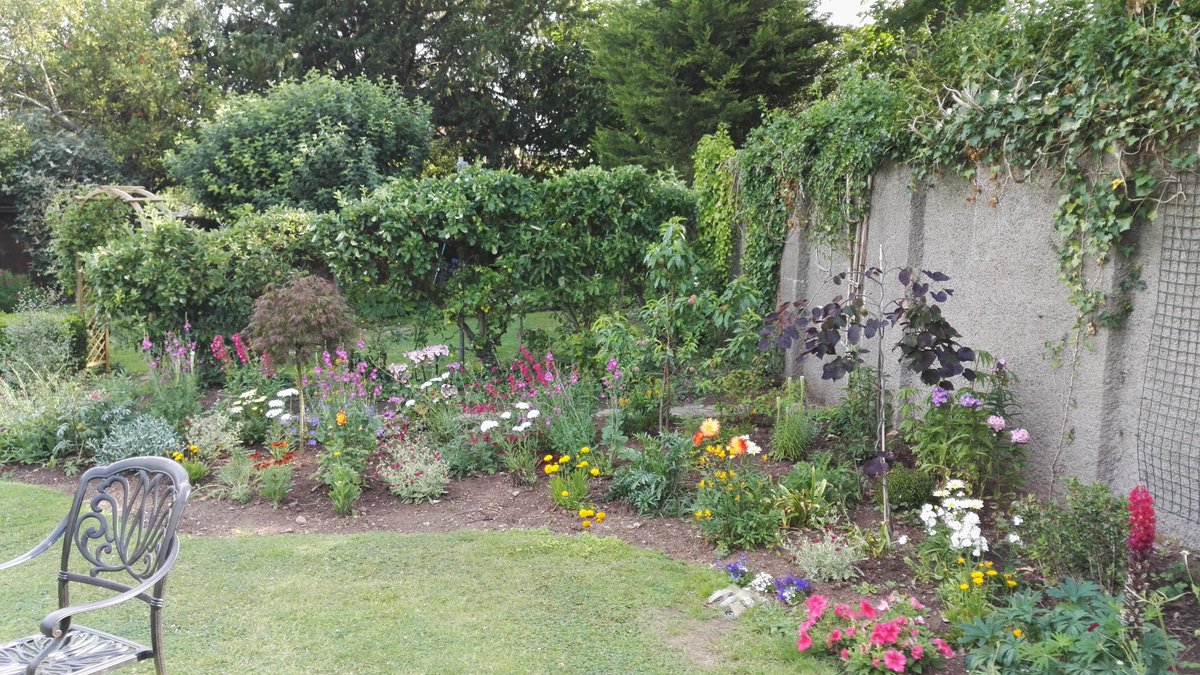 get the garden organised now to enjoy the warm weather when it comes, Inspire Garden Architects, member of The Gardeners Guild.
