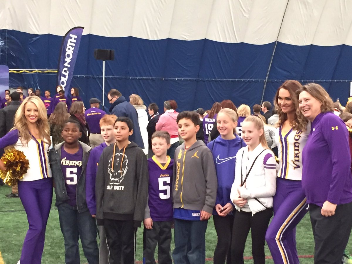 Awesome to see Minnesota kids giving back to other kids in big way at #SuperKidsSuperSharing event. Great kick off for #SB52! #greenpledge #recycling #sustainability #skol @NFLGreen @Vikings @VerizonGreen @MNSuperBowl2018