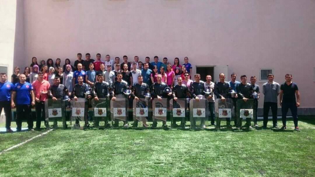 Zor kullanma yetkisi emniyet sınıfında olmasına rağmen gih sınıfındayız. Emniyet sınıfı istiyoruz.

#CezaevineEmniyet