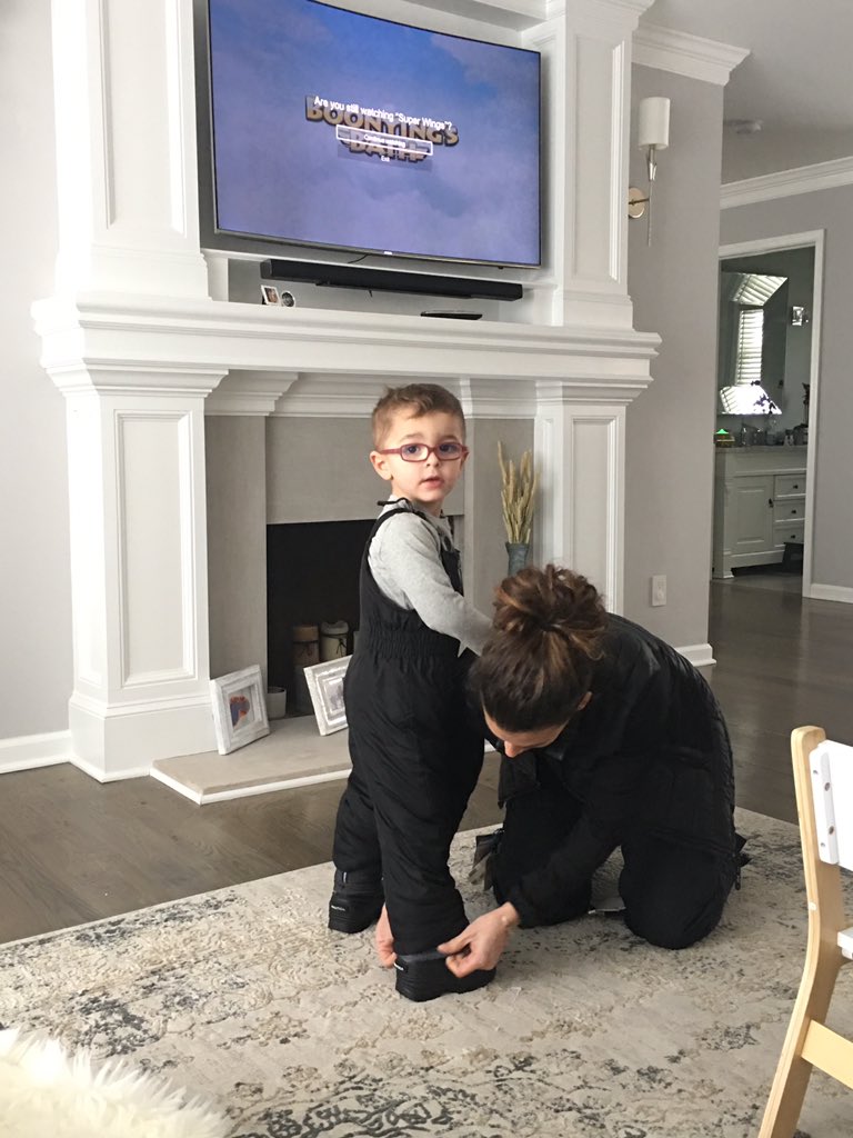 RobynJLevy's tweet photo. #allyouneedislove #snow #mommyandmama &amp;#jaketheman ❤️💛🌈 #christinaflores #robynlevy #2mommiesisbetterthanone https://t.co/mBrGeeH8tA