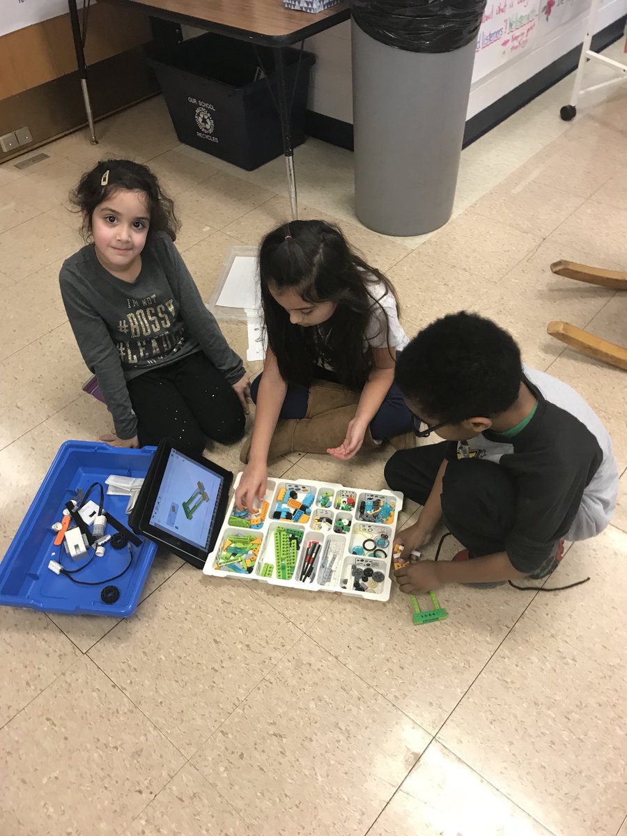 amico_jamie's tweet photo. Engineers building model pollinators #madison44 #weare44 https://t.co/xZyDjCUdkd