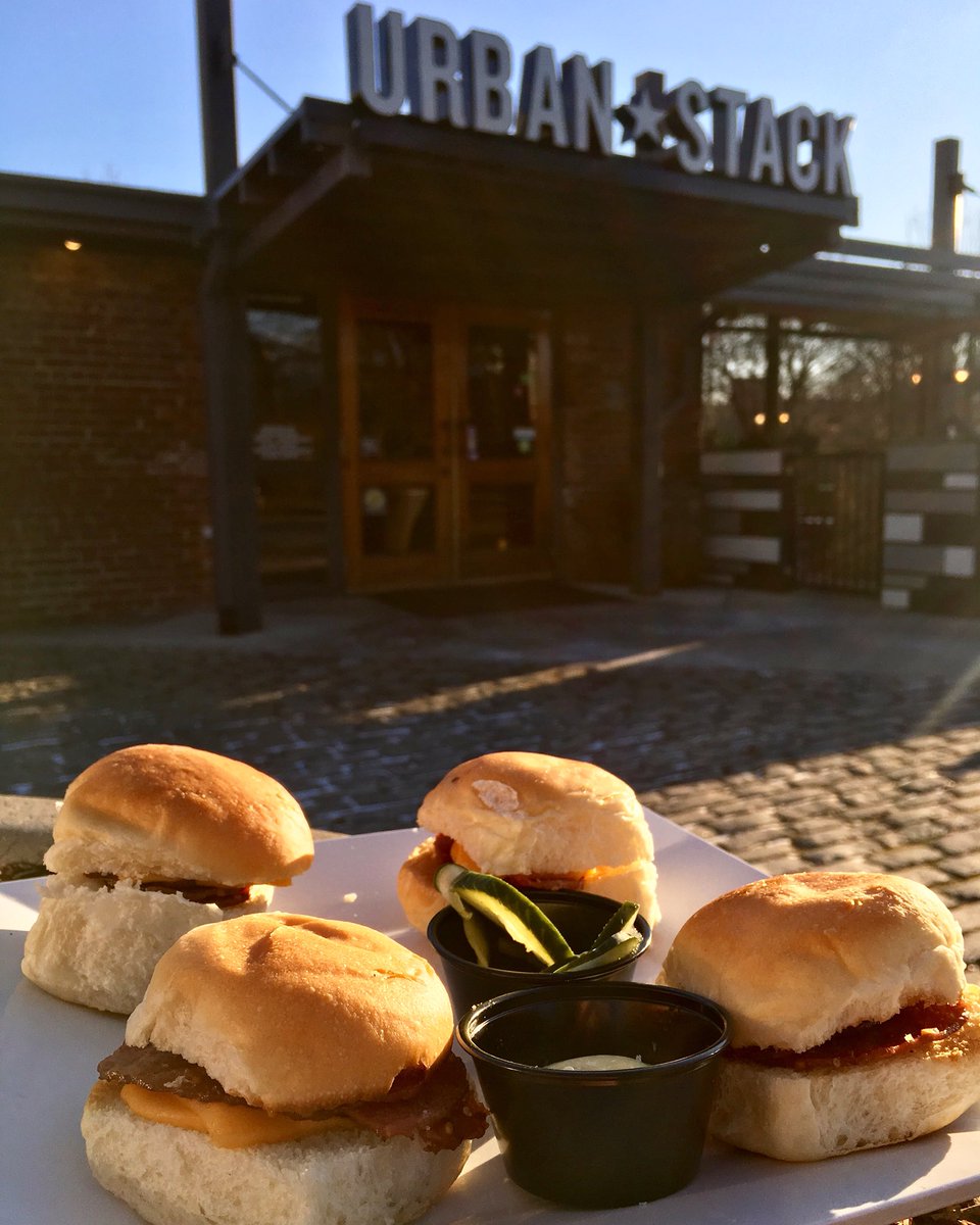 urbanstack's tweet photo. Looking for a tasty local snack? House-made, grass-fed peppercorn beef bologna, American cheese, Fire & Ice Pickles and dijonnaise. Served on toasted Niedlov's buns!
.
#urbanstack #killerburgers #manlydrinks #chalocal #bolognasliders #grassfedbeef #chattanooga #localingredients https://t.co/nyxMkz1PTJ