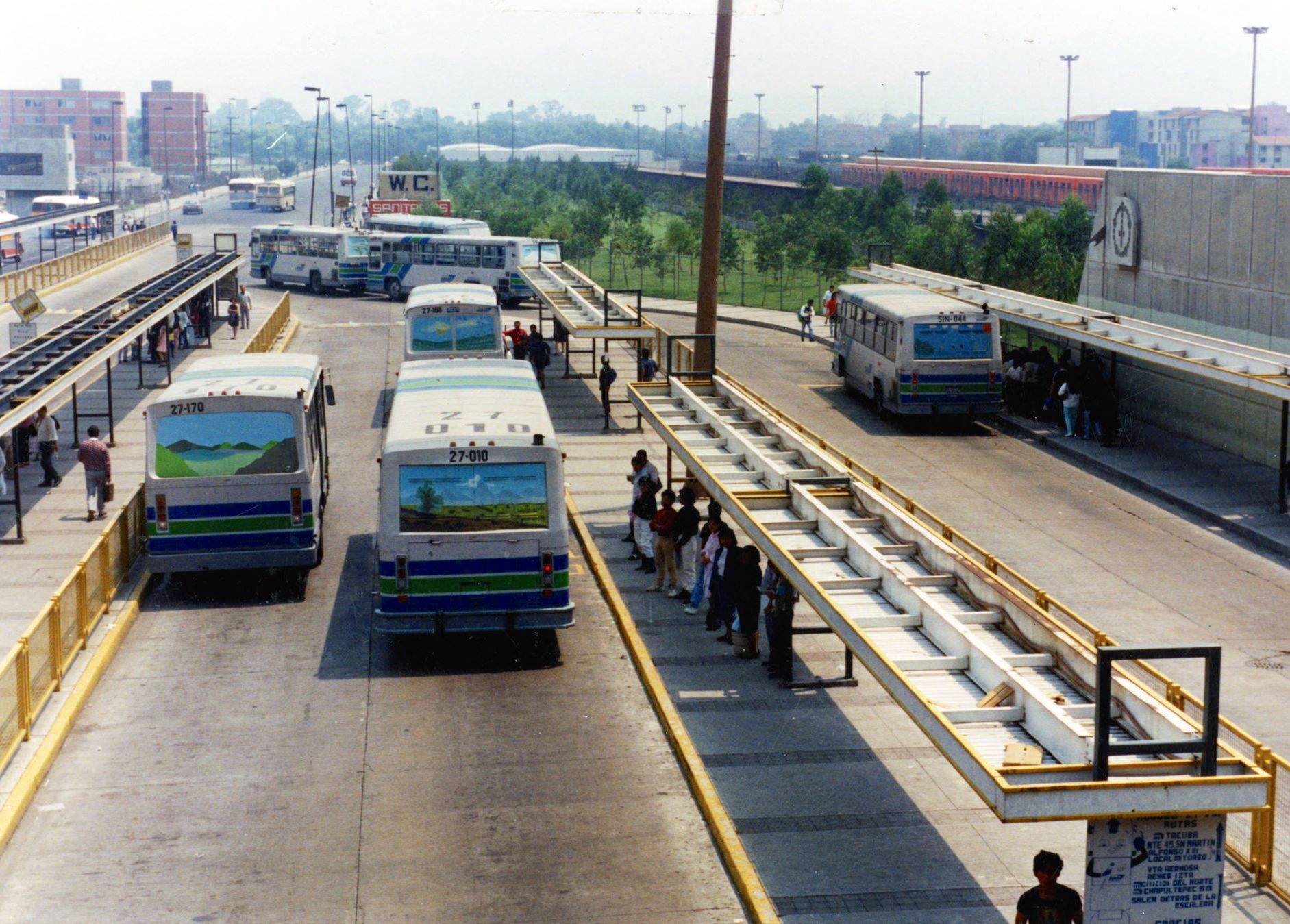توییتر \ @locatel_mx در توییتر: «Autobuses ecológicos de la Ruta 100 en el paradero del Metro El Rosario a inicios de los años noventa. A la izquierda está la avenida Cultura Norte; توییتر \ @locatel_mx در توییتر: «Autobuses ecológicos de la Ruta 100 en el paradero del Metro El Rosario a inicios de los años noventa. A la izquierda está la avenida Cultura Norte;
