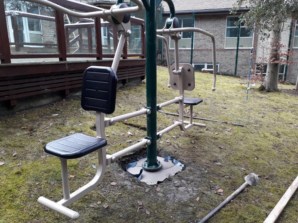 Supervising the installation of 4 pieces of outdoor gym equipment in the wooded area to the rear of Pebble Lodge NHS Unit in #Bournemouth. The installation pits were sleeved with a non-permeable heavy gauge polythene as uncured concrete is toxic to tree roots. 
#Arboriculture