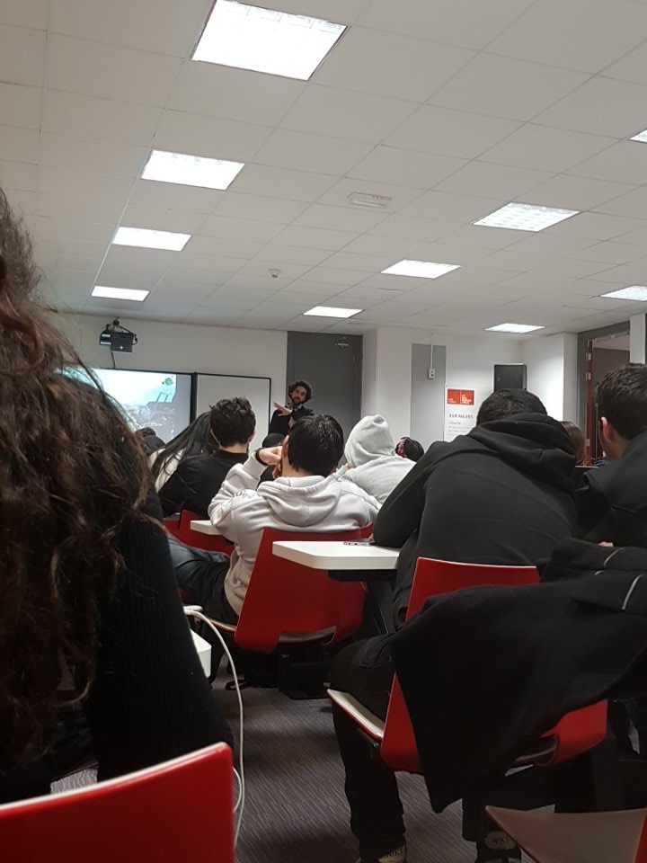 Ziko_S7's tweet photo. Conférence avec Mamoun Ghallab portant sur le developpement durable #CycleconfsEM @emlyon_casa https://t.co/UqrR2lpx3u