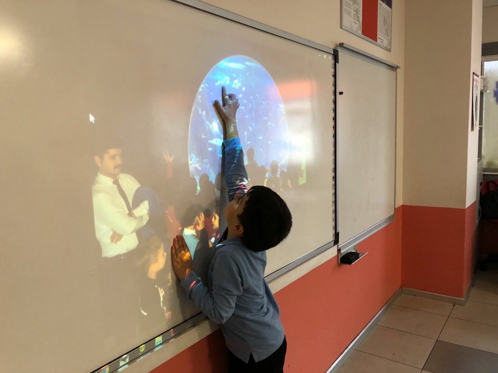 İngilizce Zümremizin 2.Sınıf öğrencilerimiz ile düzenlediği gezide Emaar Akvaryum'a gittik. Öğrencilerimiz akvaryumda bulunan canlıları yakından görme fırsatı buldular ve gördükleri canlılar ile ilgili bir çok bilgi öğrendiler.