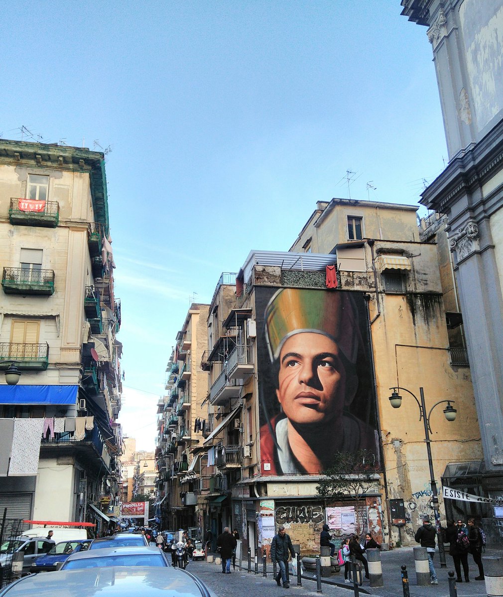SmilaBlomma's tweet photo. sì l'architettura, il design, zaha hadid, ma vuoi mette una pizza a forcella?
#gitarella https://t.co/8IPqmbDNez