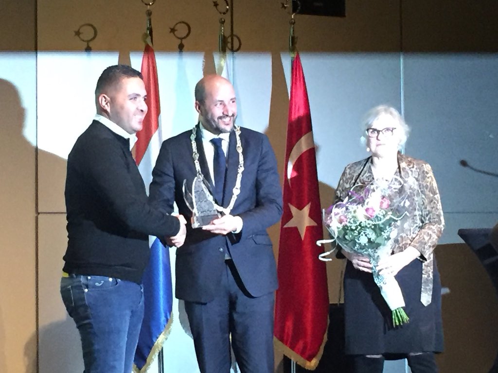 ronkonig's tweet photo. KSM Slaapcomfort in #Arnhem is de Ondernemer van het jaar van de Turkse Ondernemers Vereniging (TOV). Burgemeester @ahmedmarcouch overhandigt de prijs. https://t.co/lXL4EHpkCe