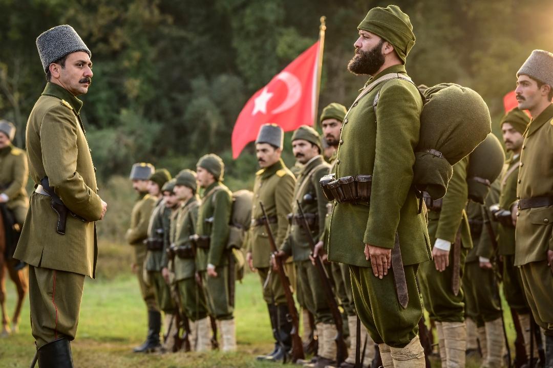 Minareler süngü, kubbeler miğfer,
Camiler kışlamız, müminler asker,
Bu ilahi ordu dinimi bekler,
Allahu Ekber, Allahu Ekber

Mehmetçik Kut'ül Amare
 #MehmetçikDizisi
