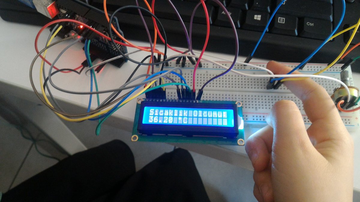 Arduino Kulübü öğrencileri UNO, LCD ekran ve LM35 sensör kullanarak sıcaklık ölçme uygulaması yaptılar. LM35 sıcaklık sensörü, hassas sıcaklık ölçümü yapan analog çıkışlı bir sıcaklık sensörüdür.
