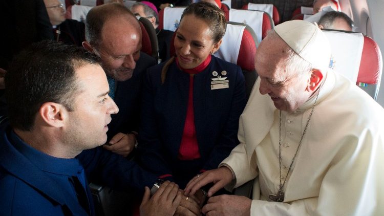 CEVmedios's tweet photo. El Papa Francisco celebró un matrimonio en el avión #ModoPapa #FranciscoEnChile #MiPazLesDoy #Fco18 #Papa https://t.co/8ULUeMfsTM https://t.co/XYXqsc9GGi