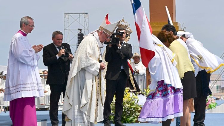 CEVmedios's tweet photo. Paz y unidad para Chile, pidió el Papa Francisco al despedirse #Fco18
#FranciscoEnChile #PapaFranciscoenChile #ModoPapa #MiPazLesDoy https://t.co/wK44sIKYVW https://t.co/1iiQFSsDFv
