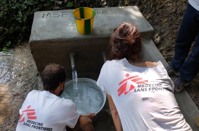NagoreEski_MSF's tweet photo. Desde el pasado mes de mayo, 67.000 #refugiados #centroafricanos han llegado a las poblaciones de Gbadolite y Mobayi-Mbongo y a la zona del río Ubangi, en el norte de R. D. del #Congo #RDC huyendo de la #violencia en su país. https://t.co/xXLtQD3jkp
📸 de @TribaletM https://t.co/7LMB2usLVi