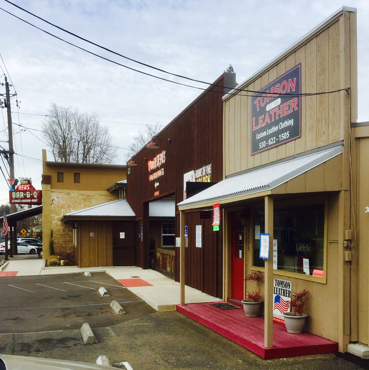 PoorReds's tweet image. 300 sq. ft. retail space for rent. Great location and visibility from the street. Attached to @PoorReds. For more information email JeffGenovese8@gmail.com