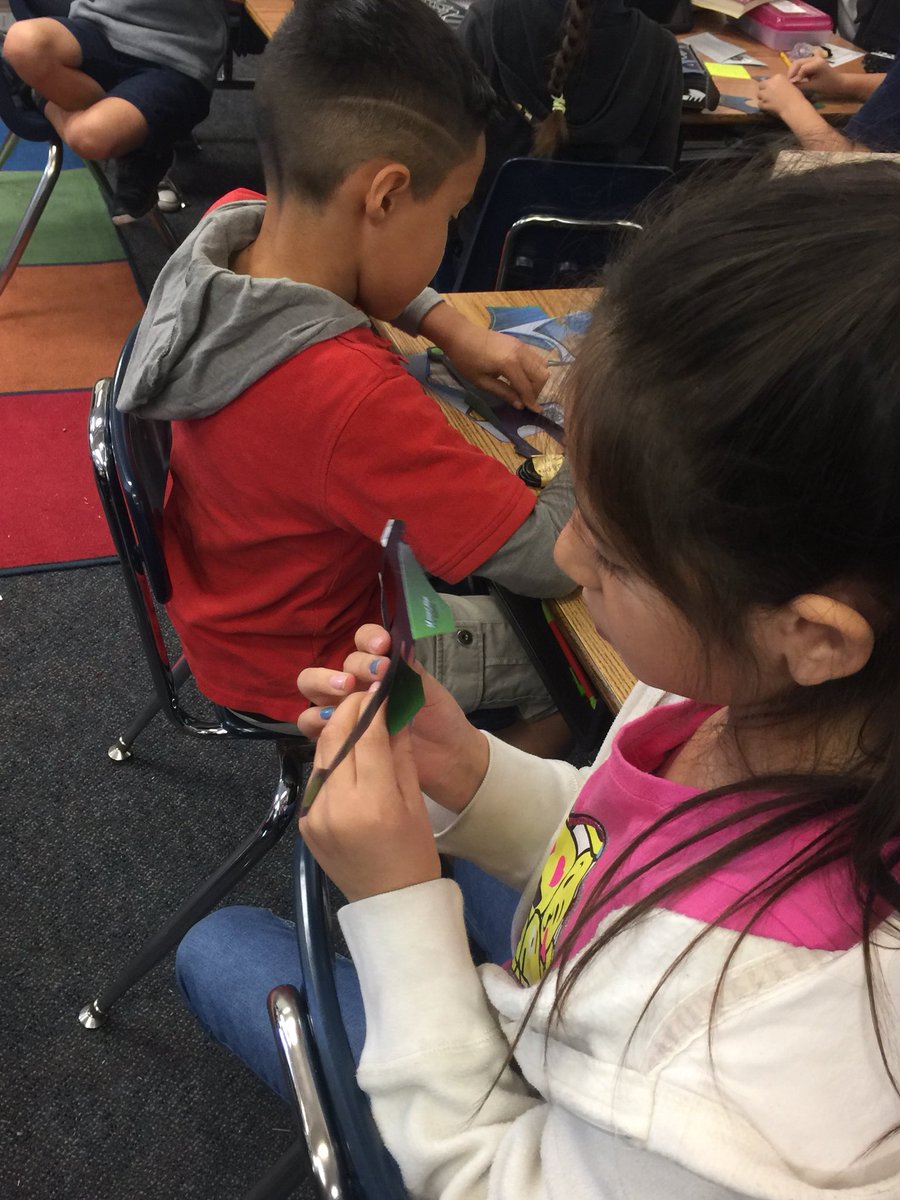 oh_aeri's tweet photo. What fun it is for third graders to build robots to code! #kamigami #coding @RichmanFSD https://t.co/2iw35lHnrS