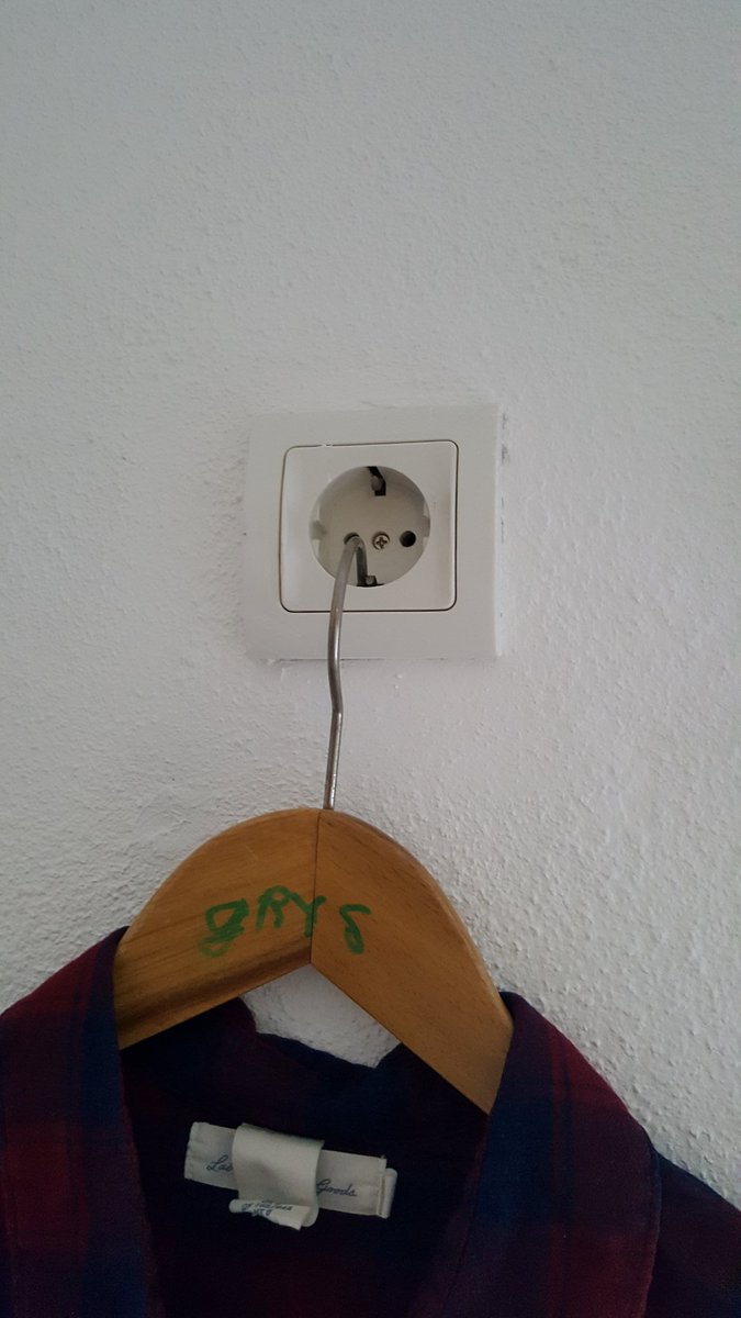 Heel handig...gelijk de kleerhanger 'geaard' ...#nen3140 #zitaljarenzo