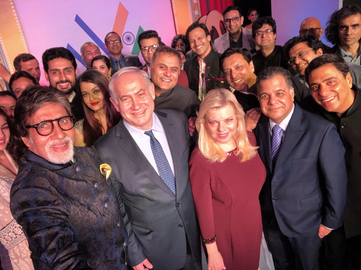 SirJadeja's tweet photo. RT When See The Love Triangle. 🙊🤪😂🙏🇮🇳 #ShalomNaMoste #ShalomBollywood https://t.co/mnlUalFEw6