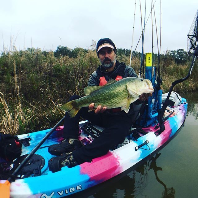 Cold air. Don’t care!  Vibe #proteam member, @nickdyer77 snagging hogs out of his #Yellowfin130T! #whyivibe
•
•
•
#vibekayaks #vibeproteam #kayakbassfishing #kayaklife #kayakfishing #bassfishing #bigassbass #getoutside ift.tt/2FRLmVO