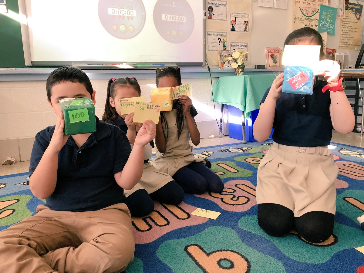 MAKrissoff's tweet photo. Making money many ways! Say that 5 times fast @THES_2ndGrade @SpecialEdAACPS @AACPS_PK5Math  #GuidedMath #pocketcubes #multipurposemanipulatives @1129heidi https://t.co/HUqwi3p10B